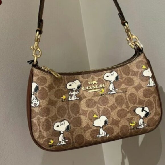 NWT Coach X Peanuts Teri Shoulder Bag In Signature Canvas With Snoopy Print - Picture 6 of 7